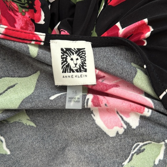 ANNE KLEIN
Broken Roses Long Sleeve Wrap Mini Dress. Brand new! - Picture 4 of 4